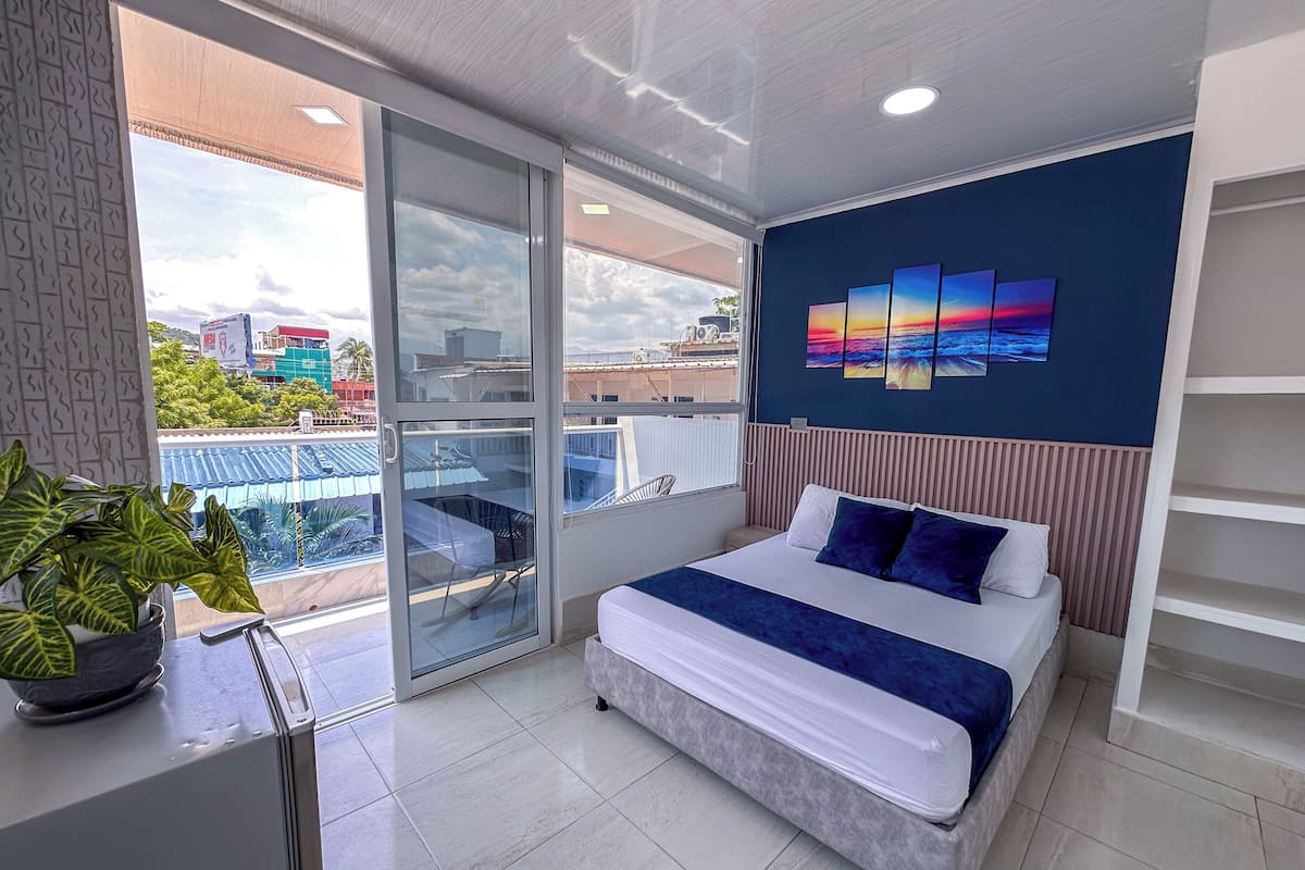 Quarto casal superior, sacada | Escrivaninha, cortinas blackout, roupa de cama