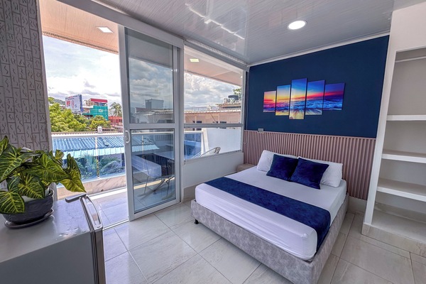 Escritorio, cortinas blackout y ropa de cama