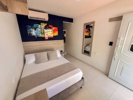Escritorio, cortinas blackout y ropa de cama 