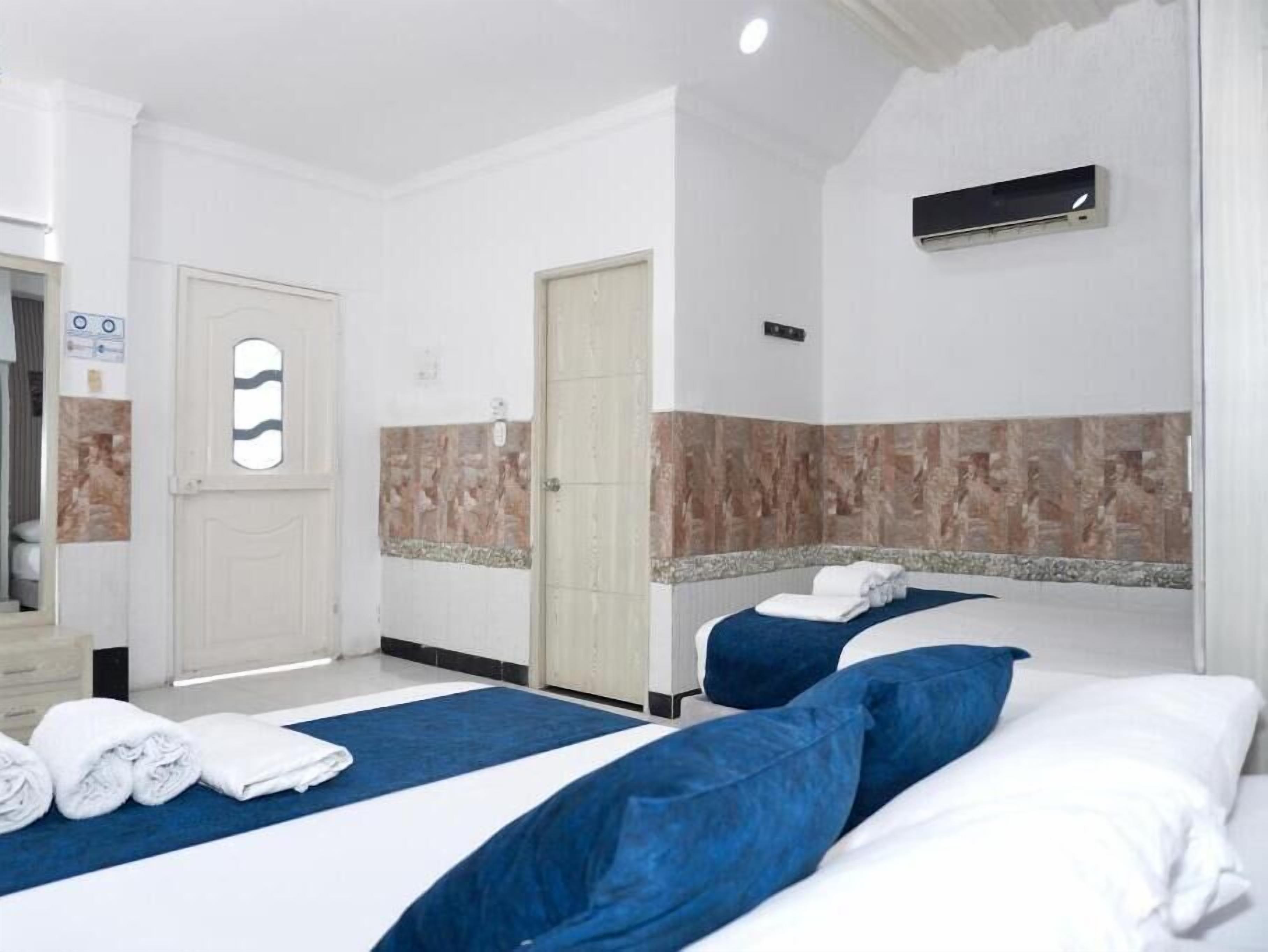 standard quadruple room | desk, blackout curtains, bed sheets