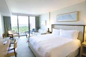 ملاءات من القطن المصري وأغطية فراش متميزة وخزنة داخل الغرفة ومكتب