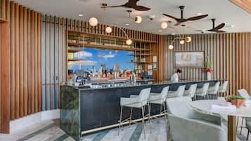 2 Bars/Lounges