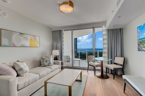 ملاءات من القطن المصري وأغطية فراش متميزة وخزنة داخل الغرفة ومكتب