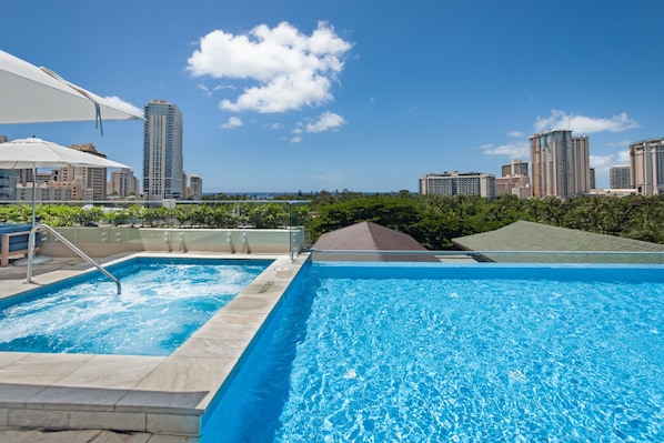 2 من حمّامات السباحة الخارجية