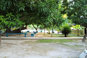 A park with benches, trees, and a pathway. - Hotel Villas del Mar (Pedernales)
