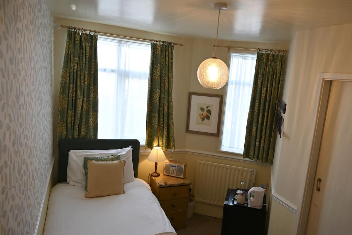 Single Room | Individually decorated, individually furnished, iron/ironing board