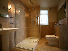 Quarto casal ou duplo superior | Chuveiro