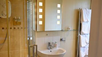 Superior Double or Twin Room | Bathroom