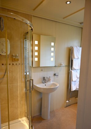Superior-Doppel- oder -Zweibettzimmer | Badezimmer | Dusche, kostenlose Toilettenartikel, Haartrockner, Handtücher