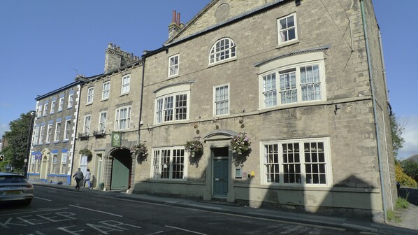 Front of property - Orchard Club - Newton House (Knaresborough)