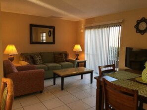 Ferienhaus, 2 Schlafzimmer | Wohnbereich | Fernseher