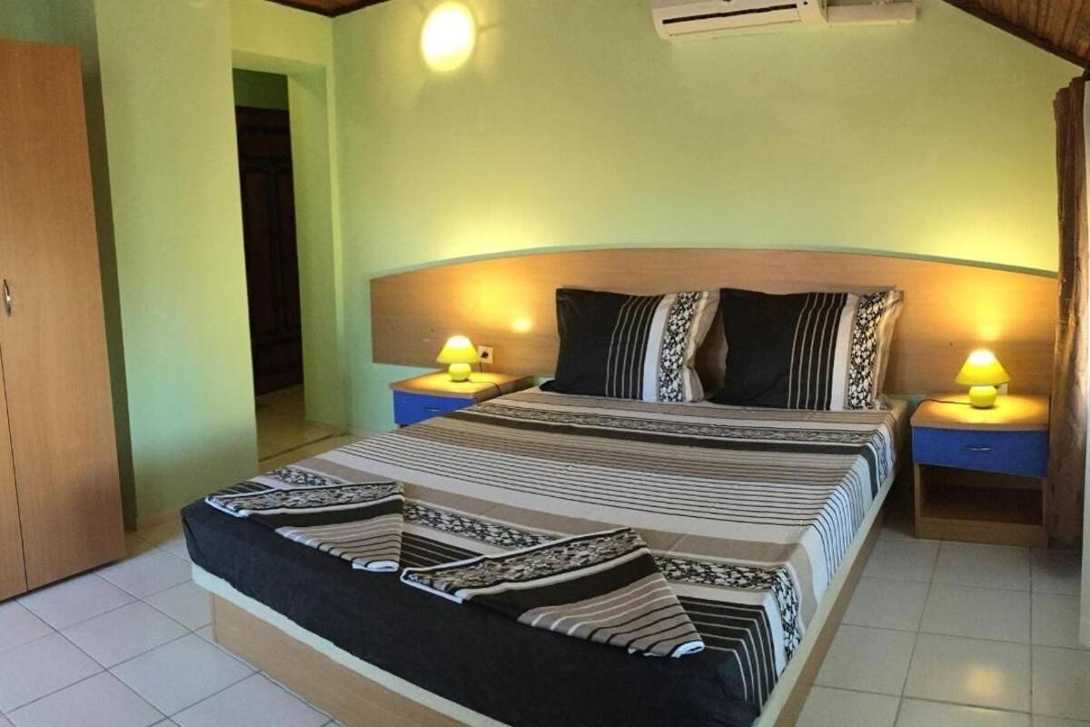 Dobbeltværelse - balkon | Baby-/barnesenge (tillægsgebyr), gratis Wi-Fi