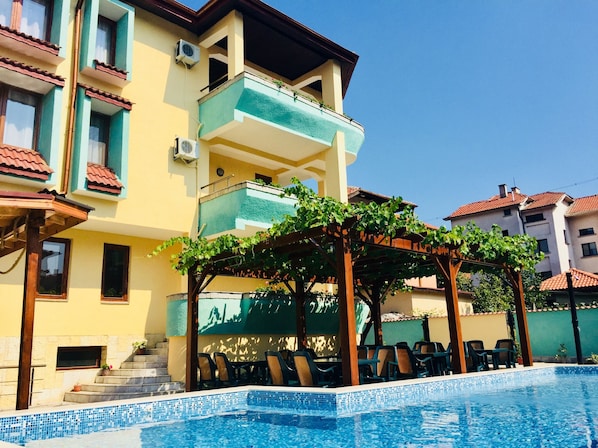 Sæsonbestemt udendørs pool, parasoller, liggestole