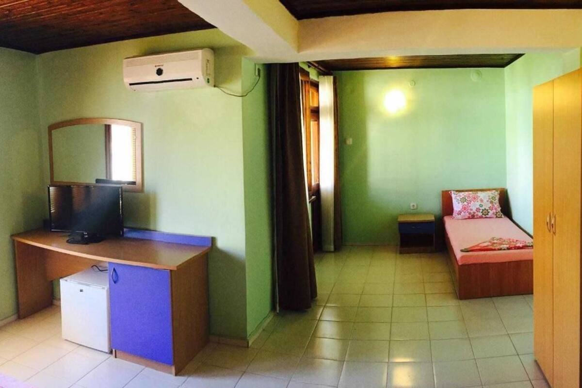Habitación triple, balcón | Cunas o camas infantiles (de pago) y wifi gratis