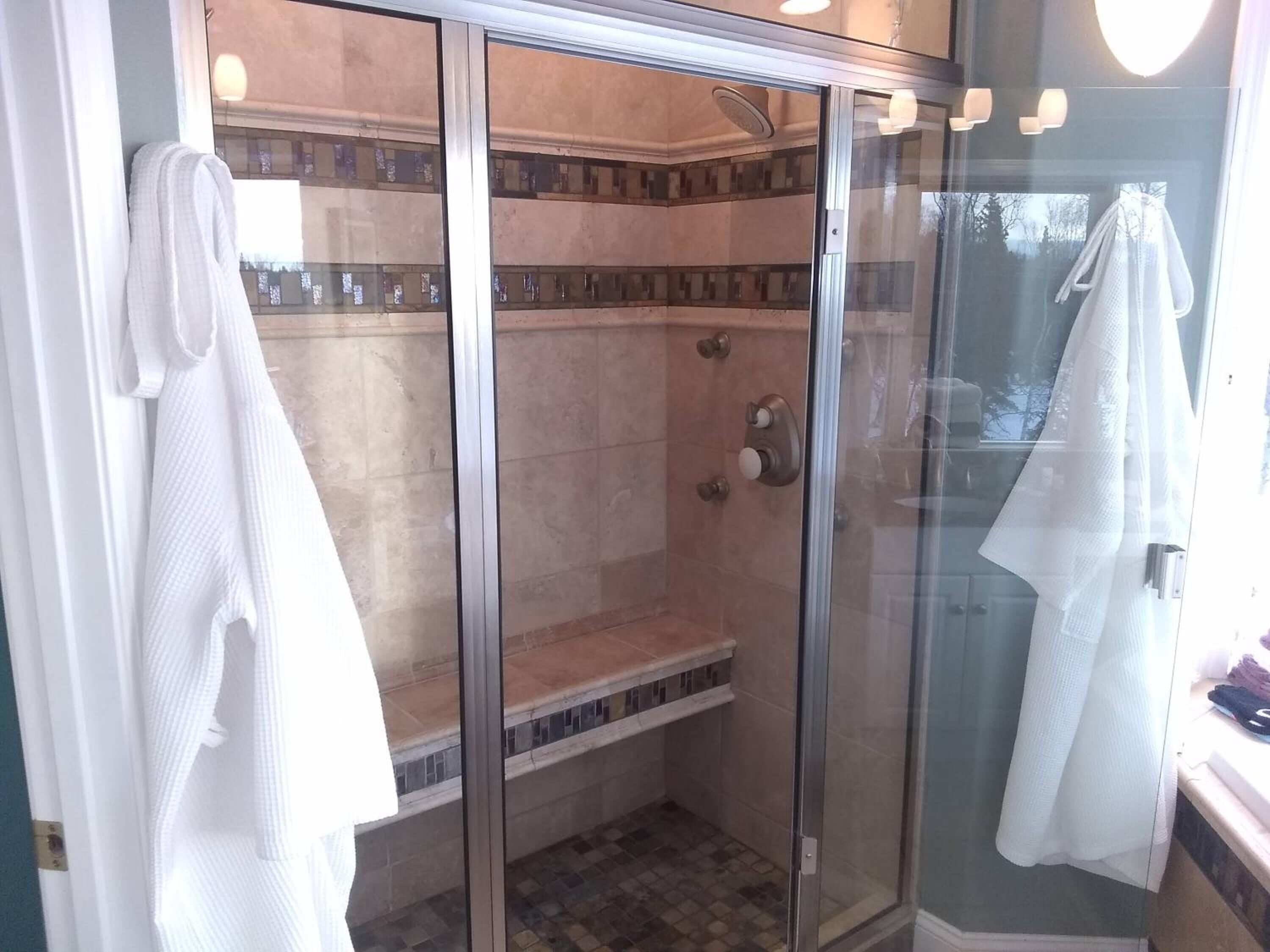 Amenidades de baño gratuitas, secadora de cabello, batas, pantuflas 