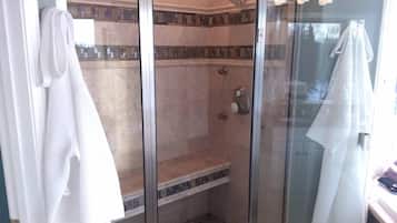 Amenidades de baño gratuitas, secadora de cabello, batas, pantuflas