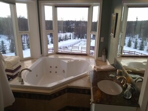 Perlengkapan mandi gratis, pengering rambut, jubah mandi, dan sandal