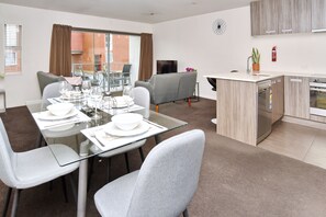 Appartement, 3 chambres, non-fumeurs | Restauration dans la chambre