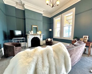 Flat-screen TV - Tree House Hideouts Heygarth House (Echuca)