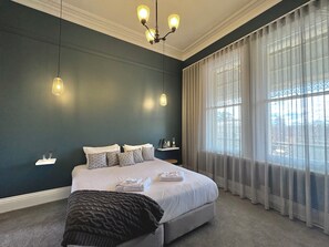 2 bedrooms, premium bedding, individually decorated - Tree House Hideouts Heygarth House (Echuca)