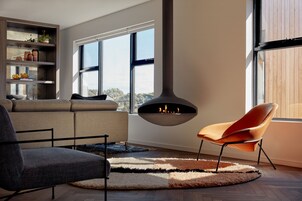 特级顶层房, 3 间卧室, 城市景观, 行政层 | 起居区 | 55-英寸纯平电视（配备有线频道）、智能电视、Netflix