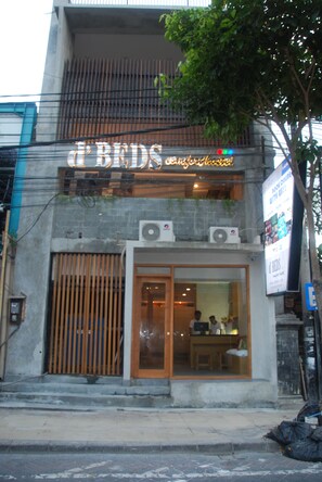 Front of property - Dbeds Hostel By Soscomma (Kuta)