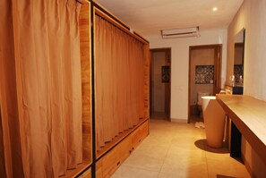 Shower, free toiletries - Dbeds Hostel By Soscomma (Kuta)