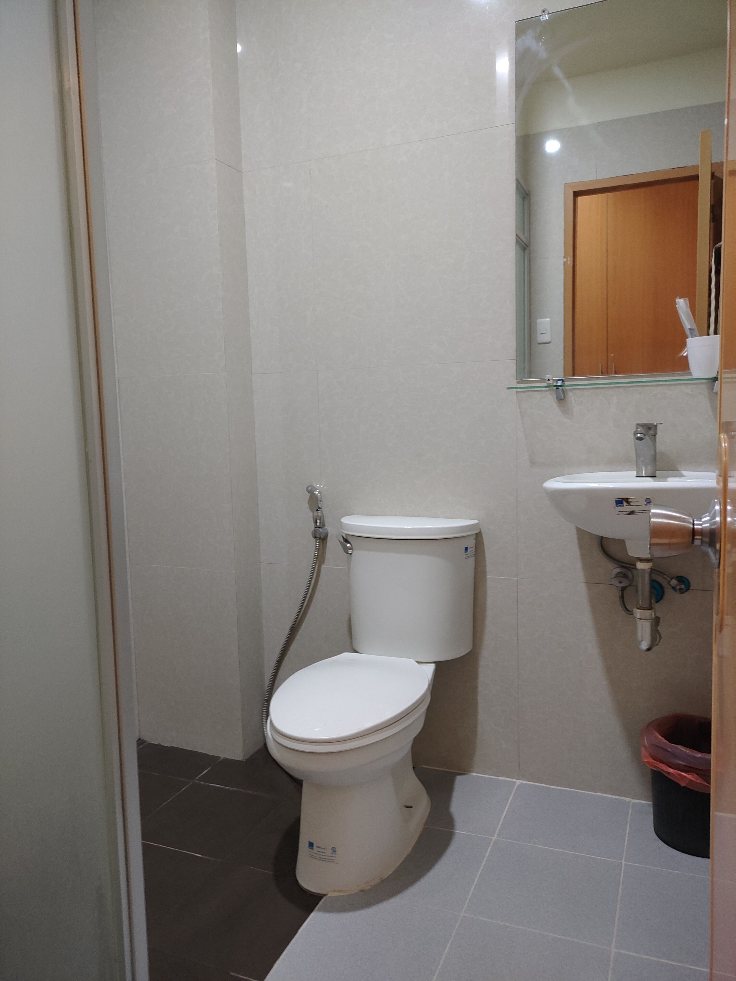 shower, rainfall showerhead, free toiletries, slippers