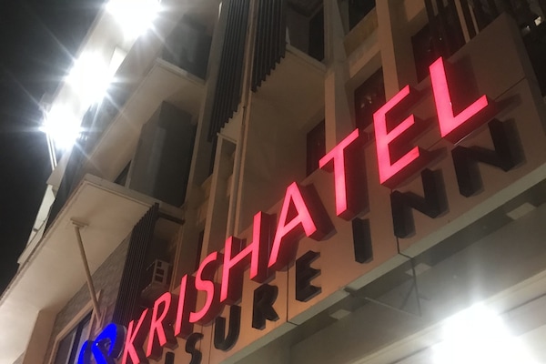 Fachada da propriedade à noite