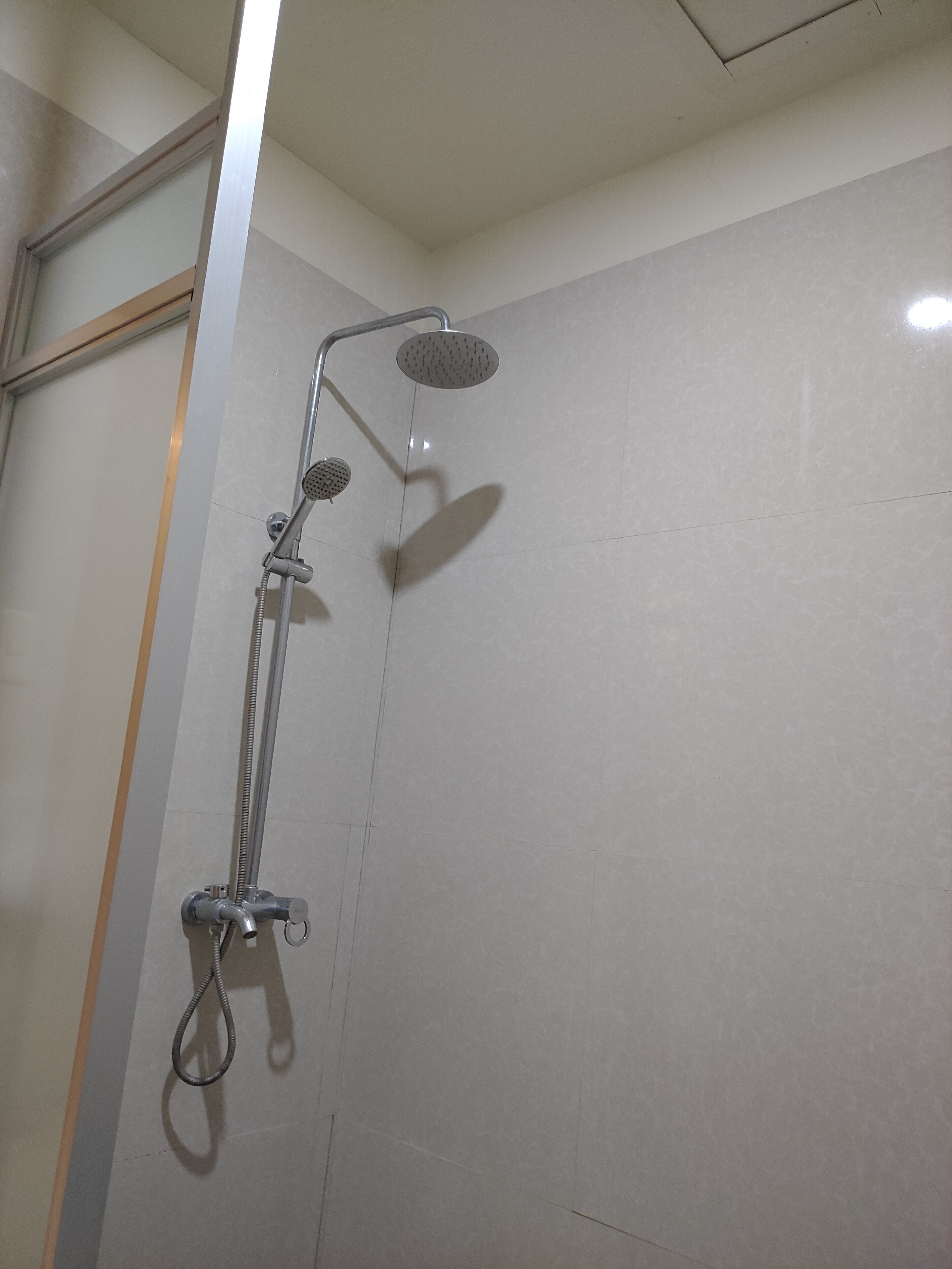 shower, rainfall showerhead, free toiletries, slippers