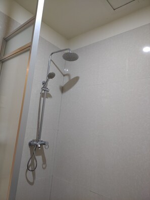 Shower, rainfall showerhead, free toiletries, slippers - Krishatel Leisure Inn (Zamboanga)