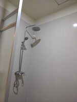 Shower, rainfall showerhead, free toiletries, slippers
