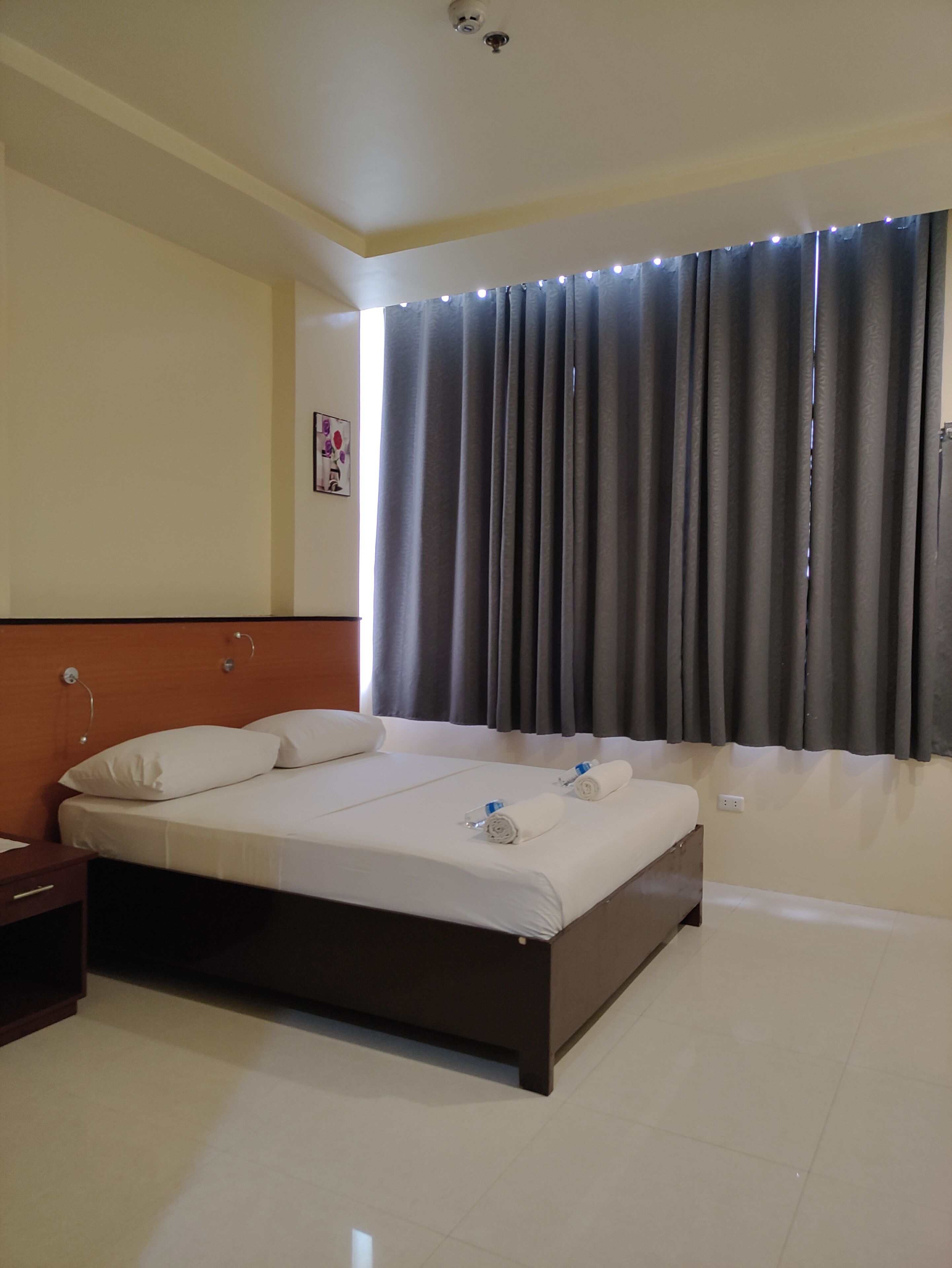 deluxe single room, 1 queen bed | 1 bedroom, desk, laptop workspace, free wifi