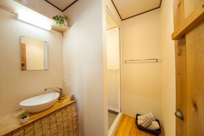 ファミリールーム2階 禁煙 | バスルーム | バスアメニティ (無料)、ヘアドライヤー、タオル、シャンプー