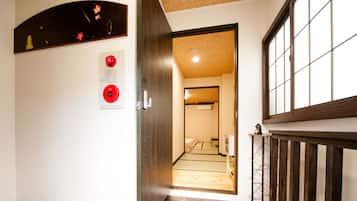 Familienapartment (Ground Floor) | 1 Schlafzimmer, Verdunkelungsvorhänge, kostenloses WLAN, Bettwäsche