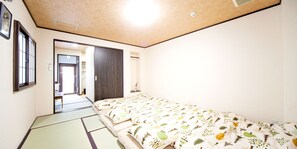 Căn hộ dành cho gia đình (Ground Floor) | Màn/rèm cản sáng, truy cập Internet không dây miễn phí, bộ trải giường 