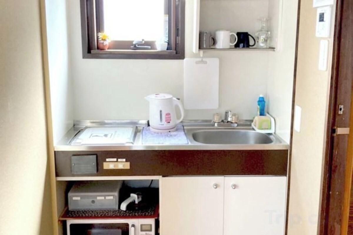 Microwave, stovetop, electric kettle, cookware/dishes/utensils