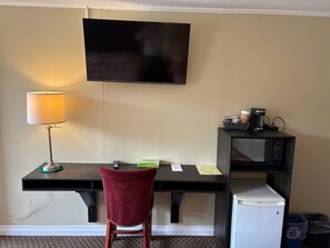 Classic Single Room | Individually decorated, individually furnished, desk, free WiFi - Pioneer Inn by the River (Port Hardy)