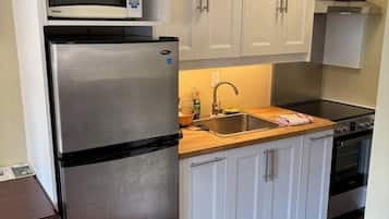 Decoración personalizada, muebles diferentes, escritorio y wifi gratis