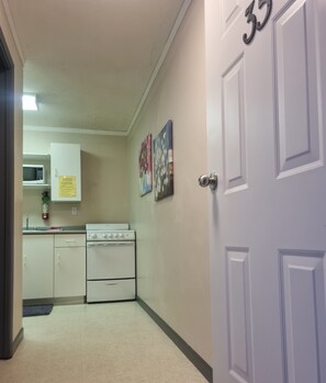 Deluxe Studio, 2 Queen Beds | Private kitchen | Full-sized fridge, microwave, oven, stovetop - Pioneer Inn by the River (Port Hardy)