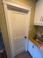 Decoración personalizada, muebles diferentes, escritorio y wifi gratis 