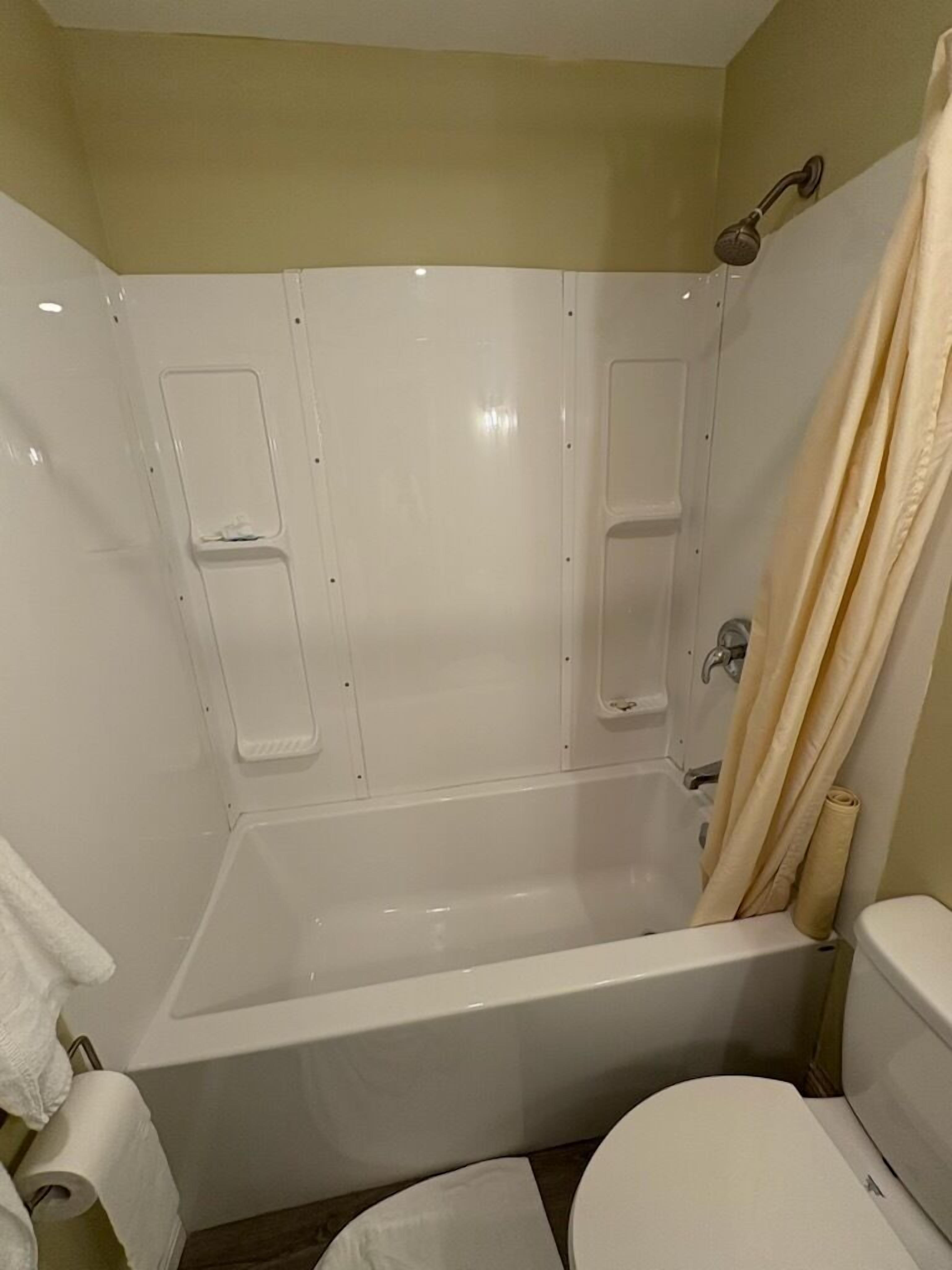 Classic Single Room | Bathroom | Combined shower/bathtub, free toiletries, towels