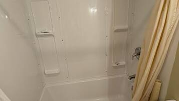 Yhden hengen classic-huone | Kylpyhuone | Suihkun ja ammeen yhdistelmä, ilmaiset hygieniatuotteet, pyyhkeet