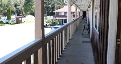 Pioneer Inn by the River