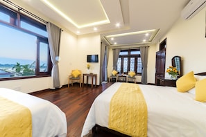 Familienzimmer, Poolblick | Hochwertige Bettwaren, Minibar, Zimmersafe, Schreibtisch
