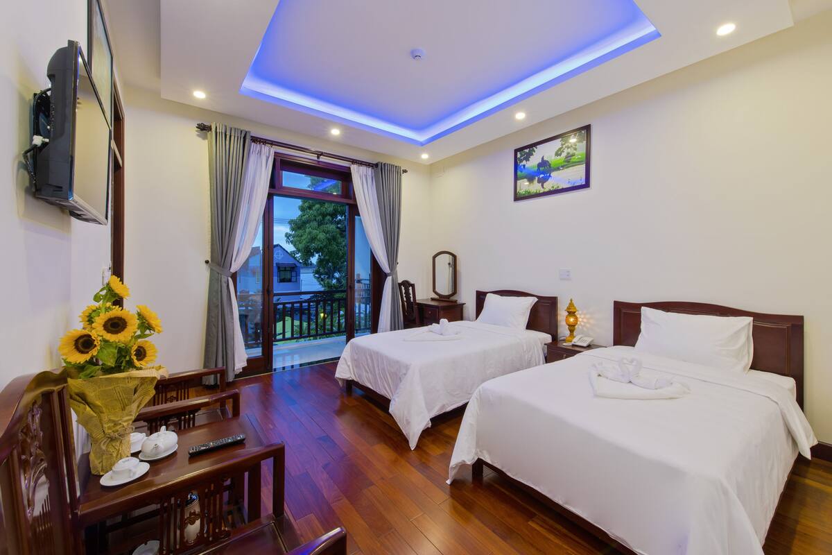 Quarto duplo luxo, várias camas, sacada, vista para a piscina | Roupas de cama premium, frigobar, cofres nos quartos, escrivaninha