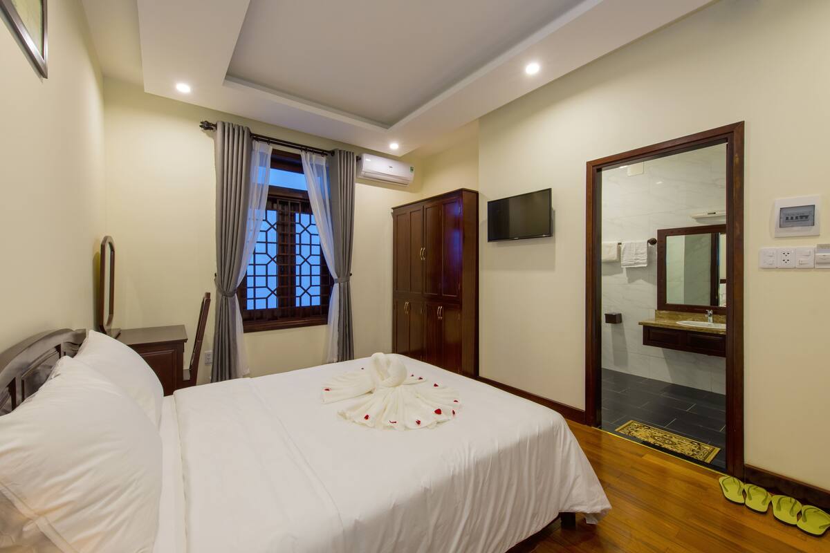 Quarto casal superior, 1 cama Queen | Roupas de cama premium, frigobar, cofres nos quartos, escrivaninha