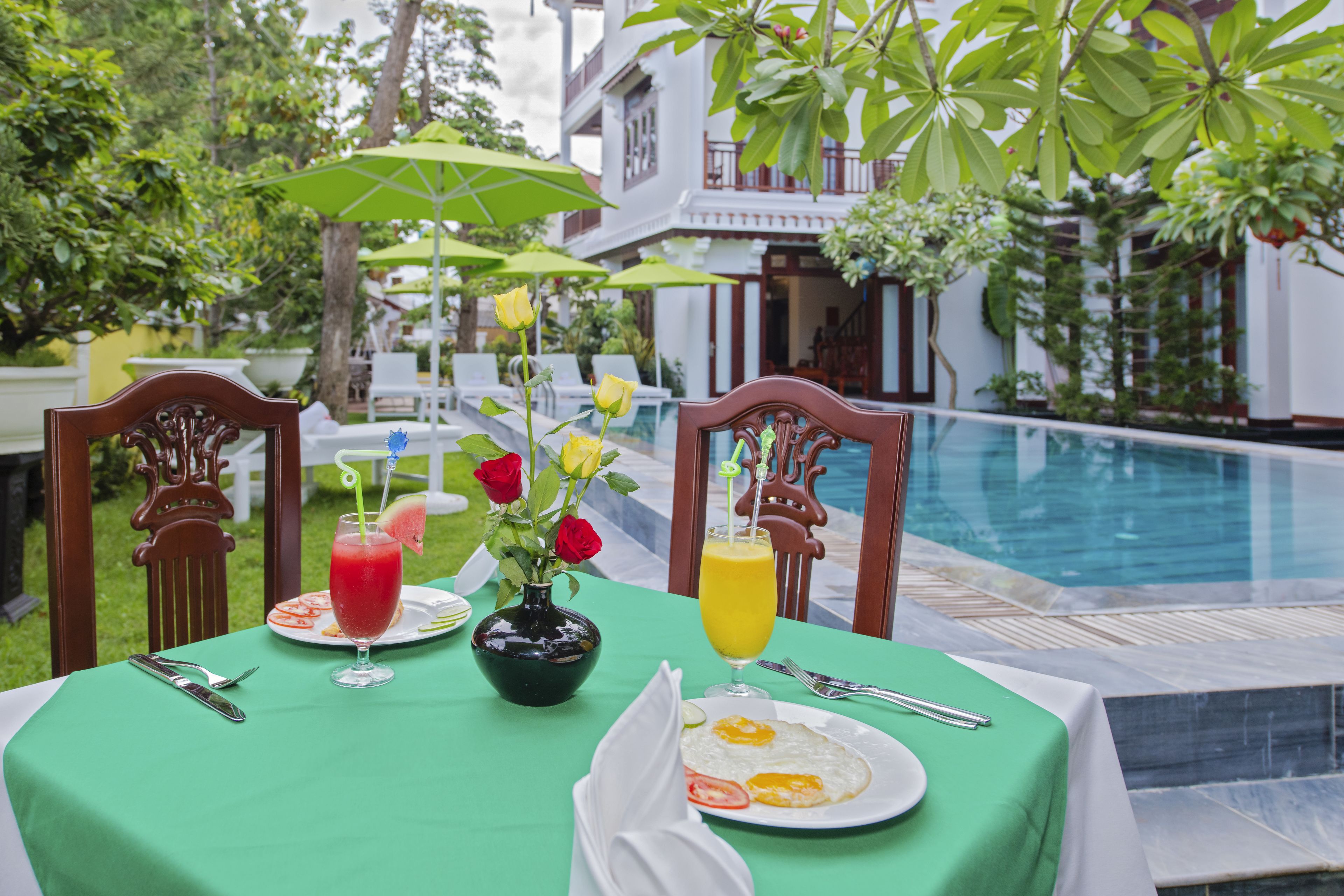 breakfast, lunch, dinner served; local and international cuisine