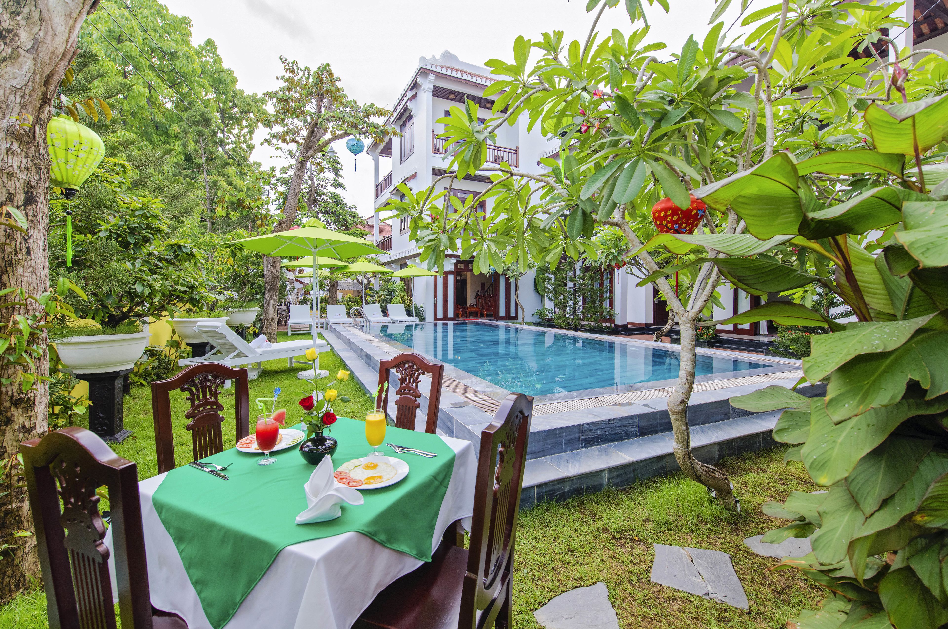 breakfast, lunch, dinner served; local and international cuisine