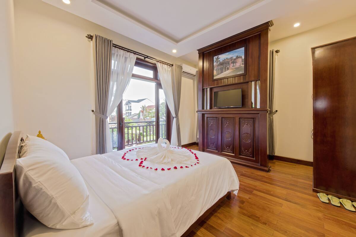 Quarto superluxo, 1 cama King, sacada, vista para a piscina | Roupas de cama premium, frigobar, cofres nos quartos, escrivaninha